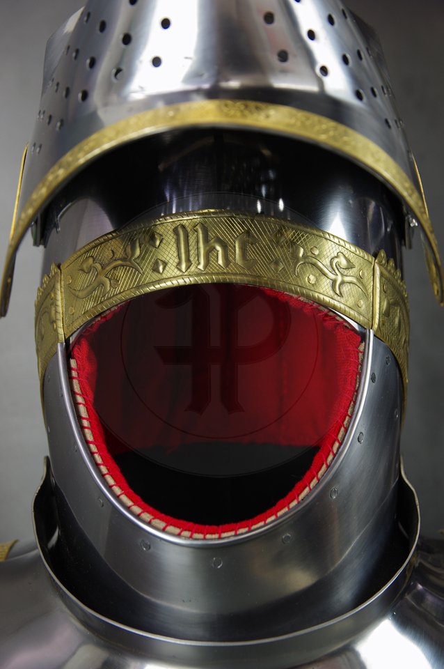 The great bascinet in English style for Agincourt battle period. Demi-greaves connected with greaves on rotary pin. Made of high quality mild steel of 2 mm and 1,5 mm thickness. Heat hardened and tempered up to 34 HRC. Brass bands decoration motive based on example visible on Henry V tournament helm. Brow plate and vervelles cover is interpretation based on few effigies from this period. Weight 6 kg./ Wielki bascinet w stylu angielskim na okres bitwy pod Agincourt. Wykonany z wysokiej jakoci stali niskowglowej o gruboci 2 mm i 1,5 mm. Hartowany i odpuszczany do 34 HRC. Mosine listwy dekoracyjne z motywem wzorowanym na hemie turniejowym Henryka V. Pozostae dekoracje s interpretacj wzorowan na kilku nagrobkach z epoki. Waga 6 kg.